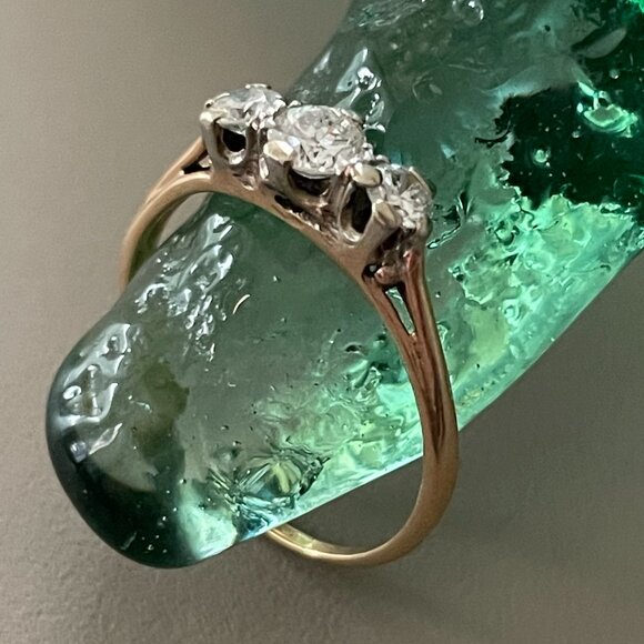 Vintage 18kt Gold and Round Brilliant Cut Diamond Ring Size … - Picture 4 of 11